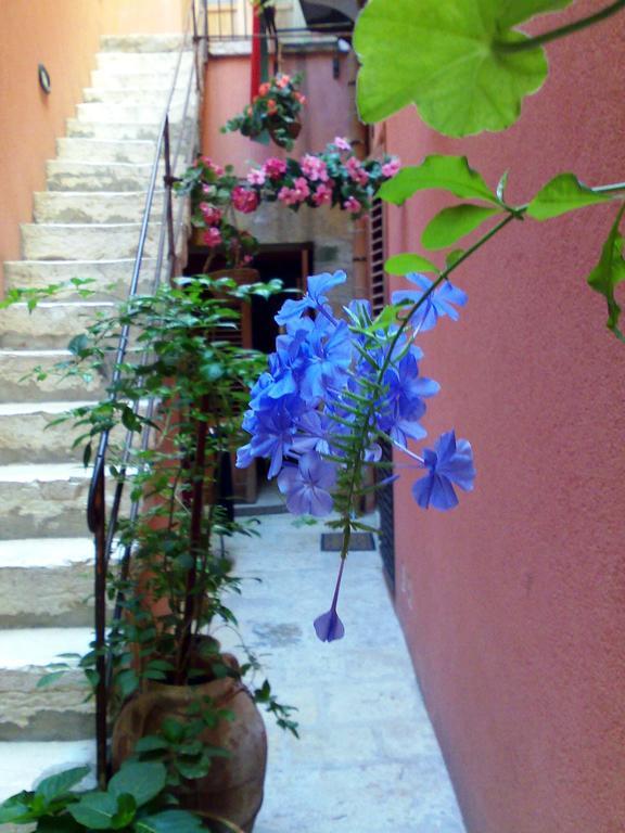 Il Cortile Fiorito Apartment Trapani Bagian luar foto