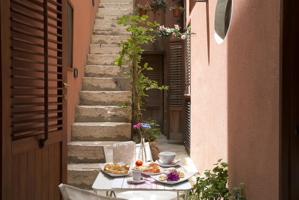 Il Cortile Fiorito Apartment Trapani Bagian luar foto
