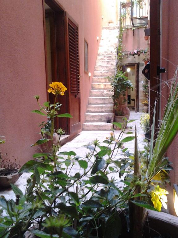 Il Cortile Fiorito Apartment Trapani Bagian luar foto